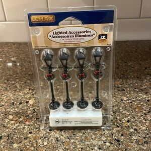 NIB LEMAX CHRISTMAS # 64498 Set of 4 GAS LANTERN STREET LAMPS 2006 Battery
